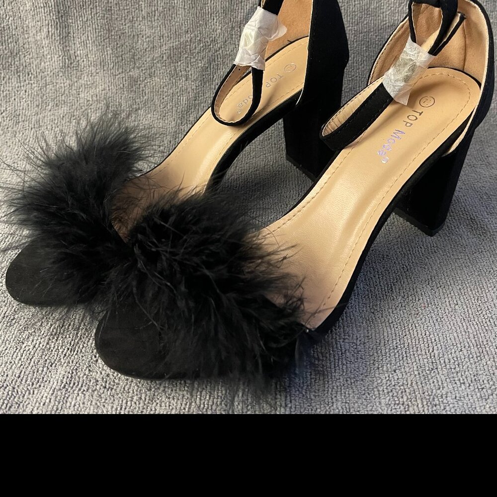 Top Moda Konner-30 Feather Chunky Heel Sandals Size 7.5 NEW IN BOX!